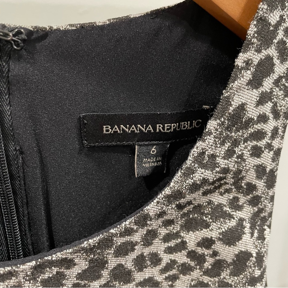 Banana Republic Sleeveless Sheath Dress in Black/Tan Animal Print Size 6 - Picture 4 of 5